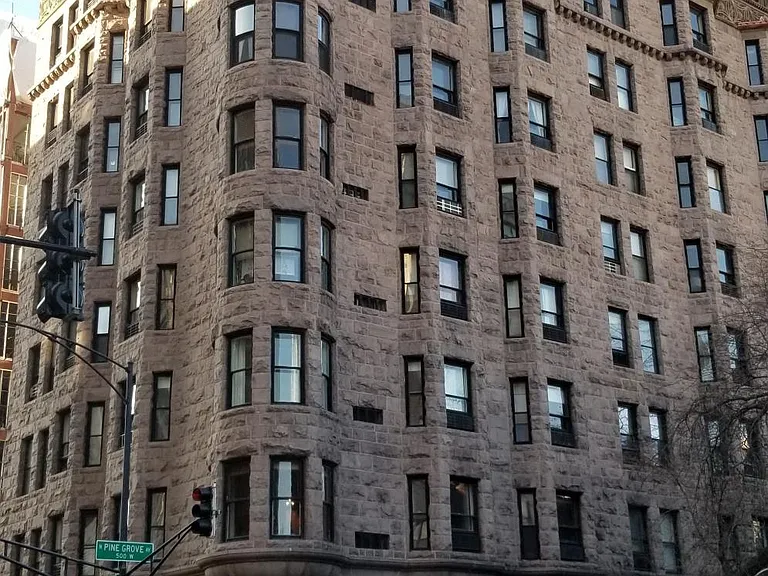2800 N Pine Grove Ave #6L — Photo 2