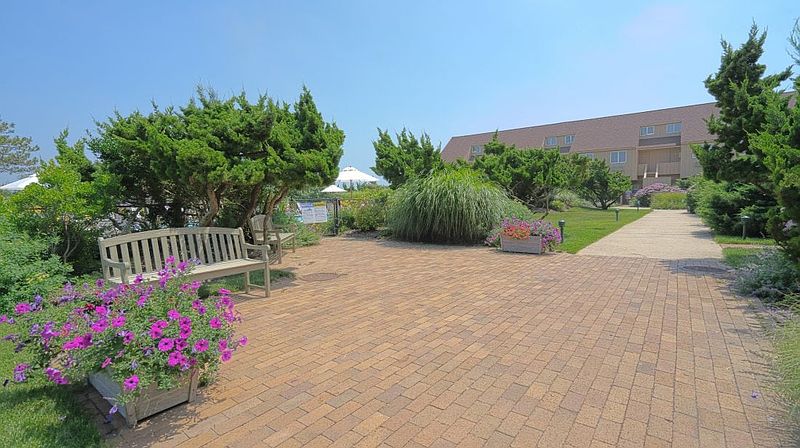 2062 Montauk Hwy - Windward Shores, Amagansett, NY 11930 | Out East