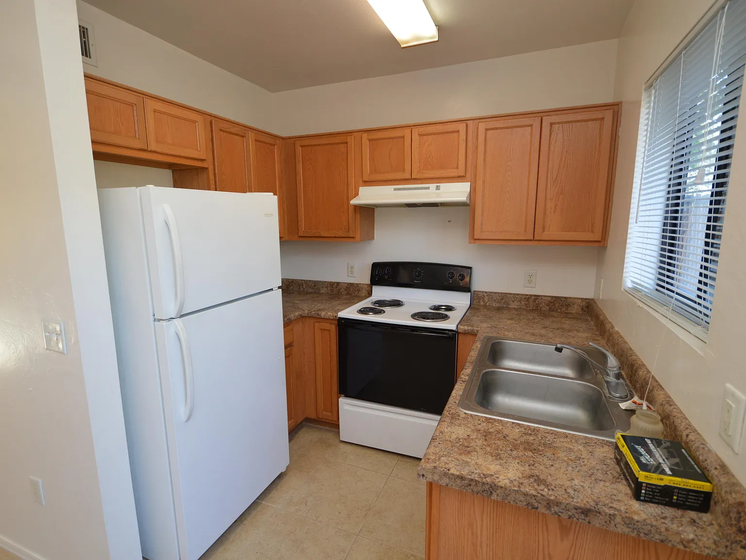 2 bed, 1.5 bath, 825 sqft, $1,050 — Photo 2