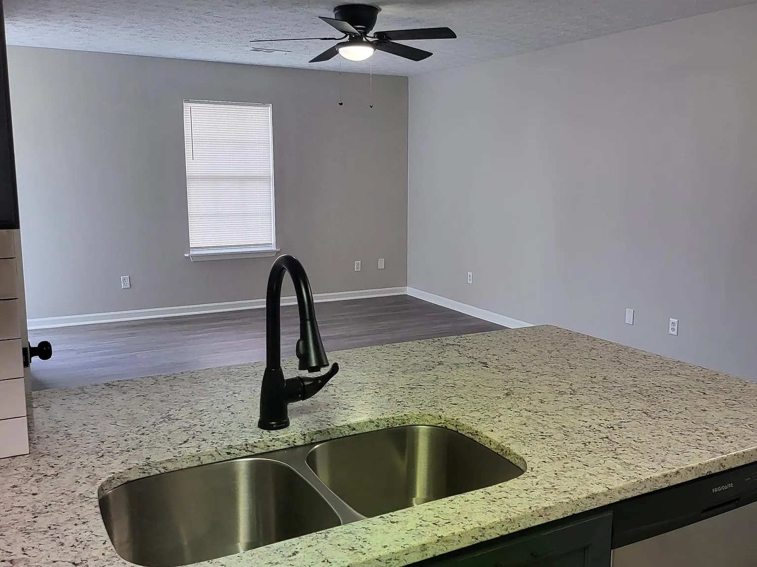 2 bed, 1.5 bath, 1000 sqft, $1,100 — Photo 4