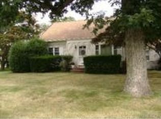 215 Johnson Ave, Sayville, NY 11782