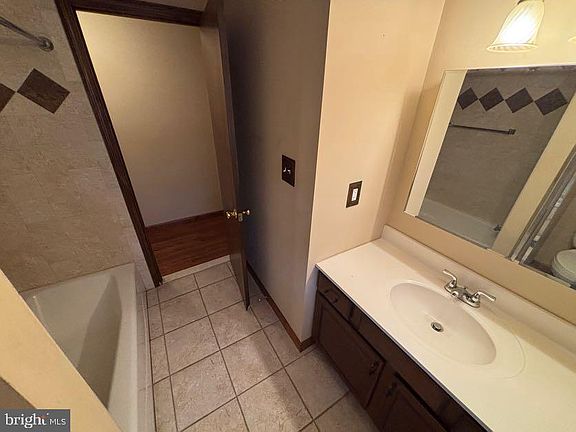 5th image of 15 Cedar St