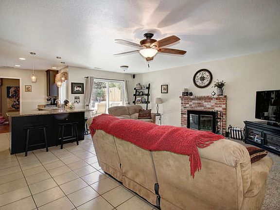 4th image of 609 Flower Dr