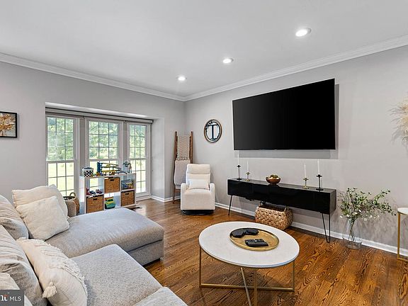 4th image of 232 Sloan Ct