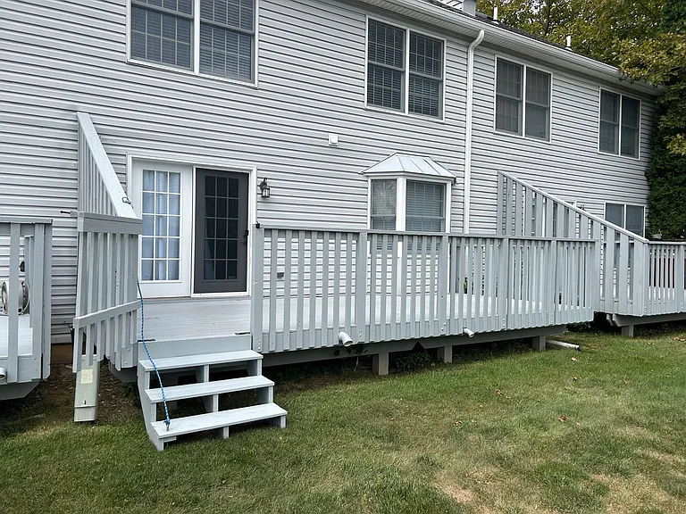 Retractable deck steps to allow access to common areas with ease