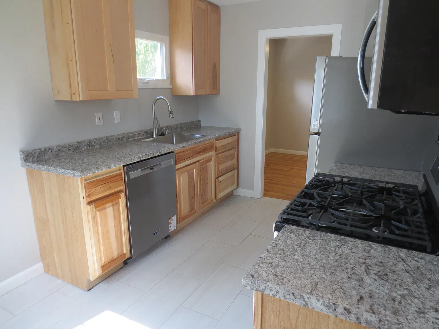 6 bed, 1644 sqft, $2,000 — Photo 3