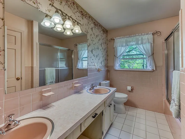908 Meadow Ln — Photo 23