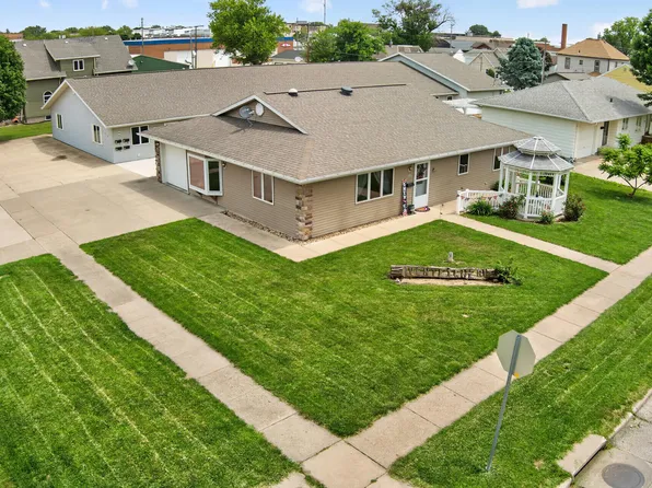 222 W 2nd St, Carroll, IA 51401