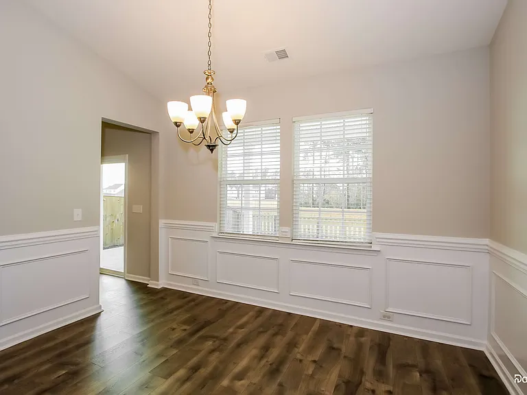 697 Redbud Ln — Photo 8