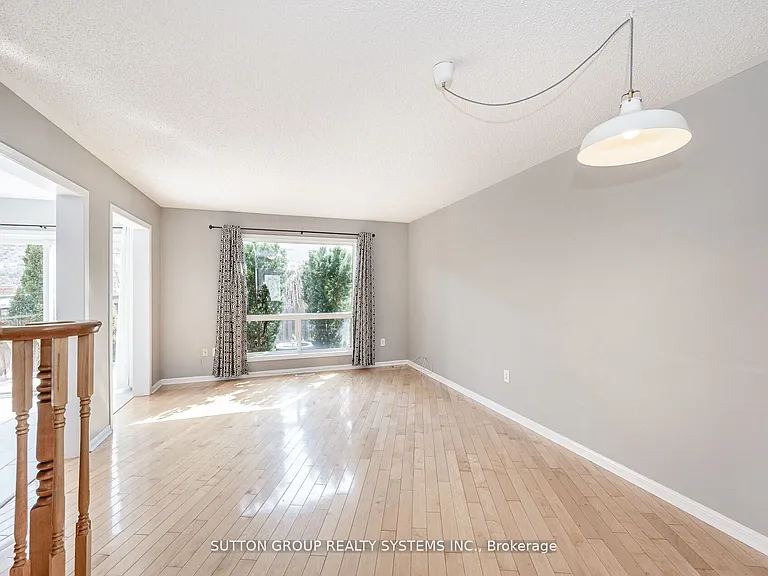 1152 Riddell Cres — Photo 4