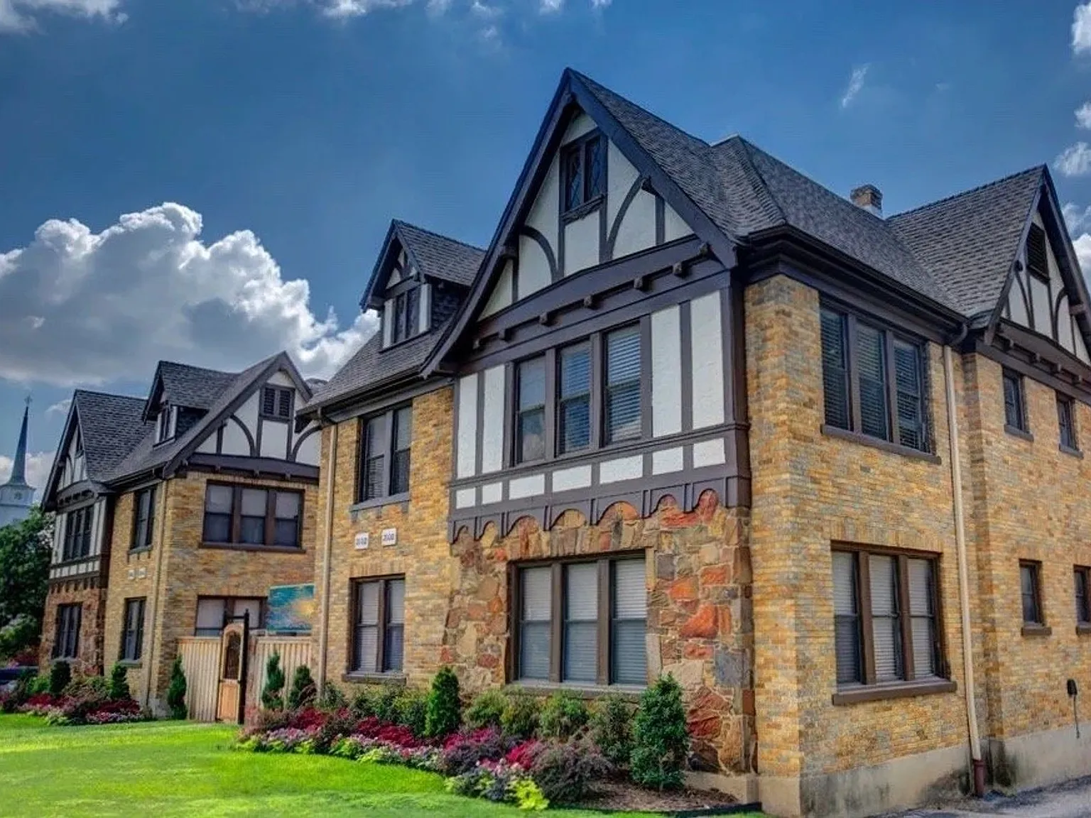 Historic Elegance, Move-In Ready Comfort Special Incentive for Immediate Move-In — Photo 3