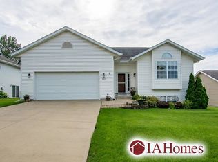 3321 Remington St SW, Cedar Rapids, IA 52404