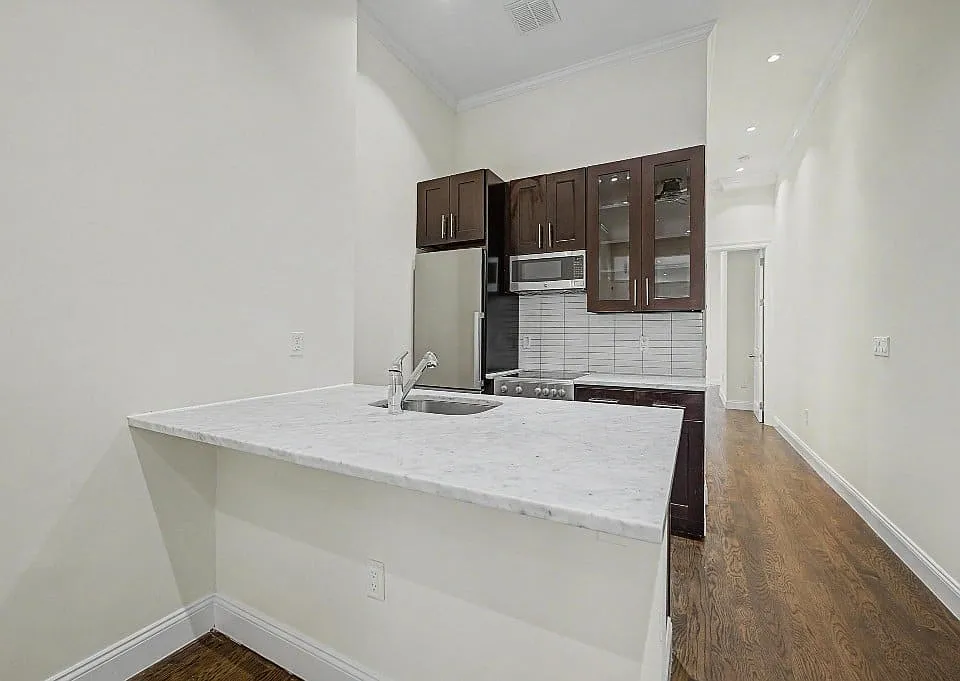 106 Bedford Ave #1R