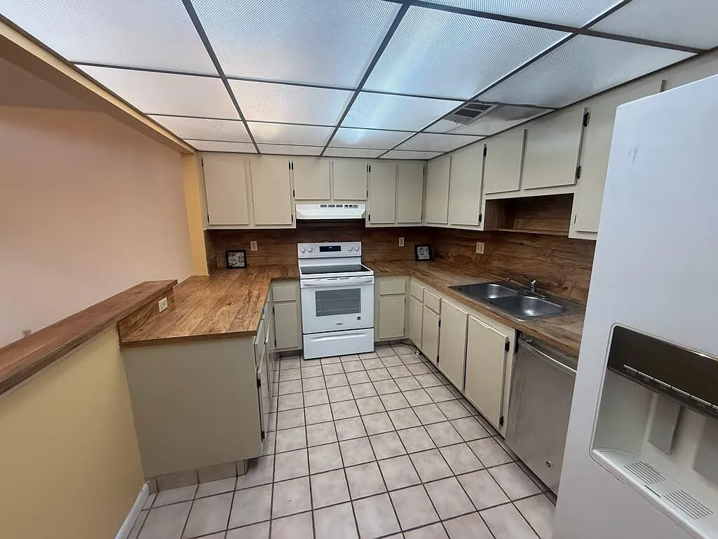 3 bed, 3.0 bath, 1710 sqft, $3,000 — Photo 4