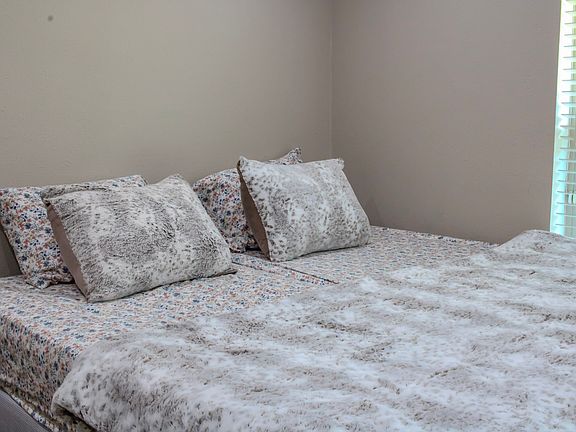 2nd image of 1506 Lexington Dr Room 2