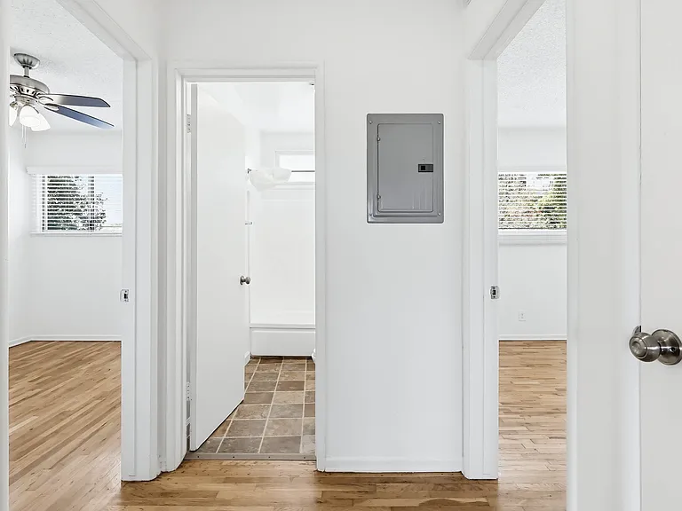 Quiet Jefferson Park Apartments Spacious, Secure & Centrally Located — Photo 19