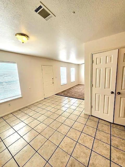 3 bed, 3.0 bath, 3688 sqft, $2,000 — Photo 4