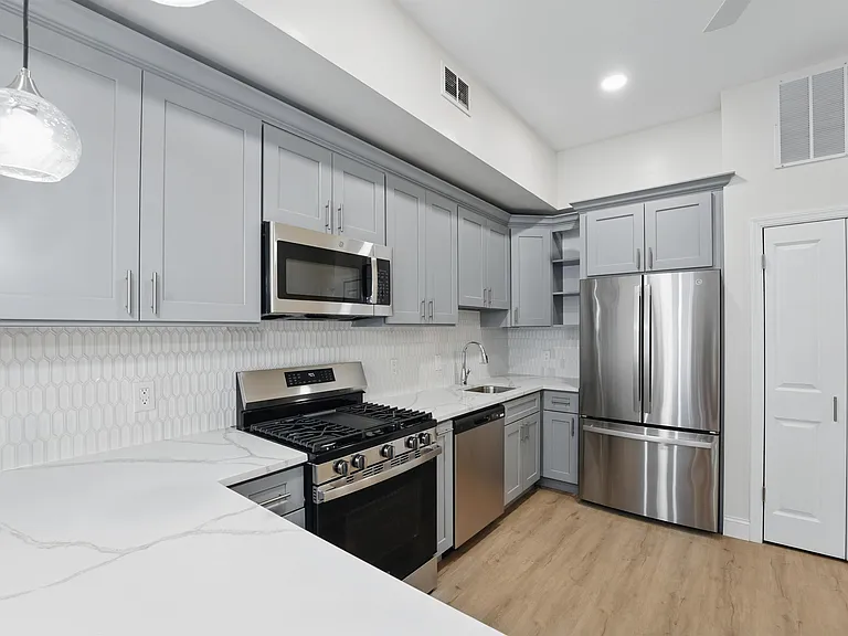 949 Summit Ave #2 — Photo 7