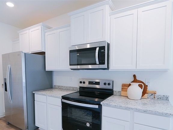 3rd image of 9084 Ivanhoe Dr