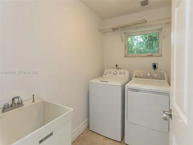 425 N Shore Dr — Photo 3