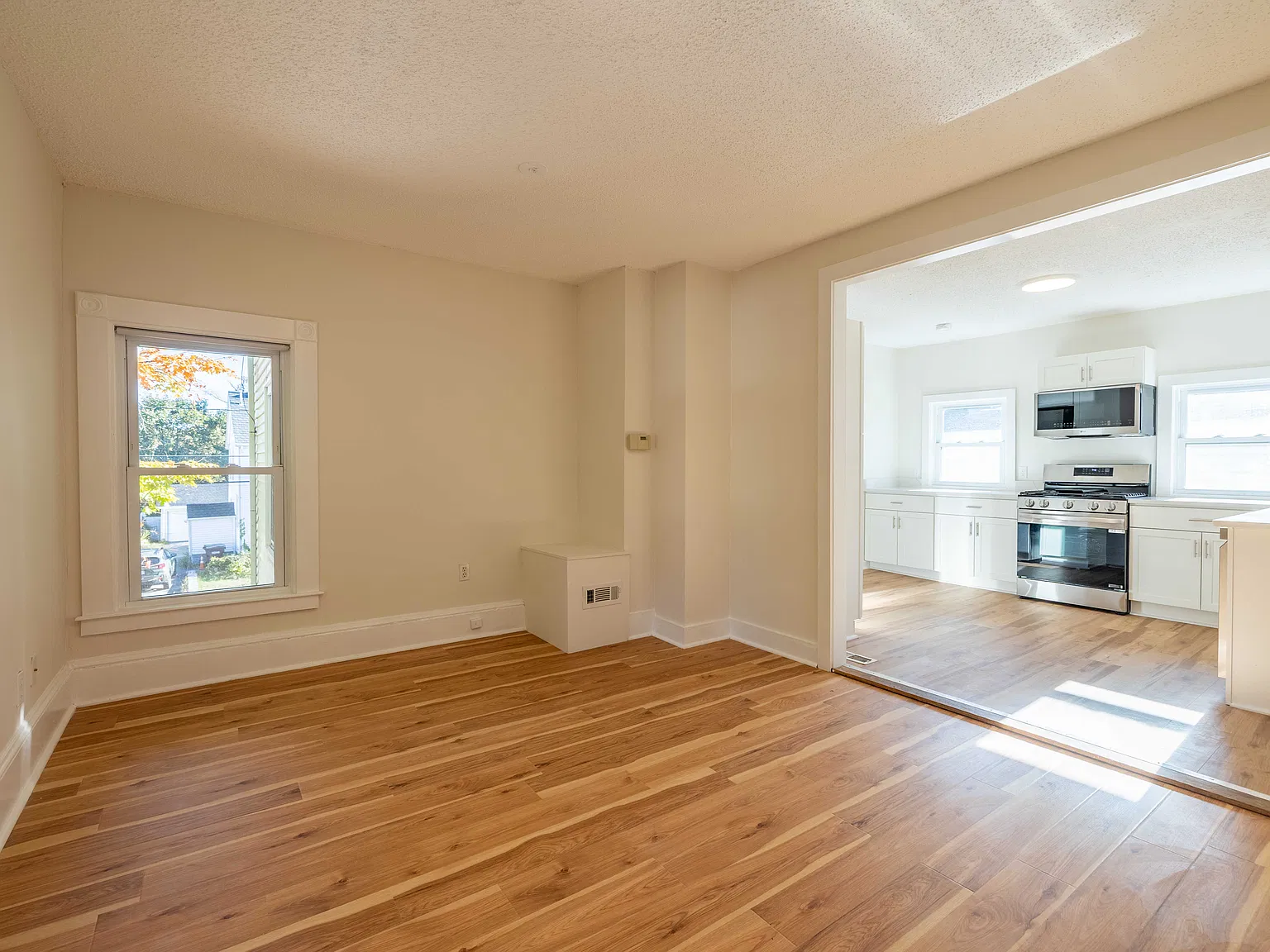 365 Whiting Ave — Photo 4