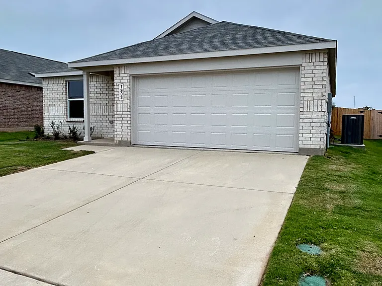 1932 Autumn Ln — Photo 2
