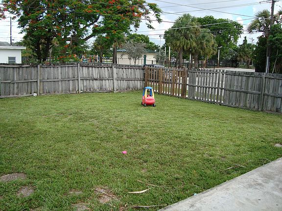 4th image of 1701 SW 70th Ave