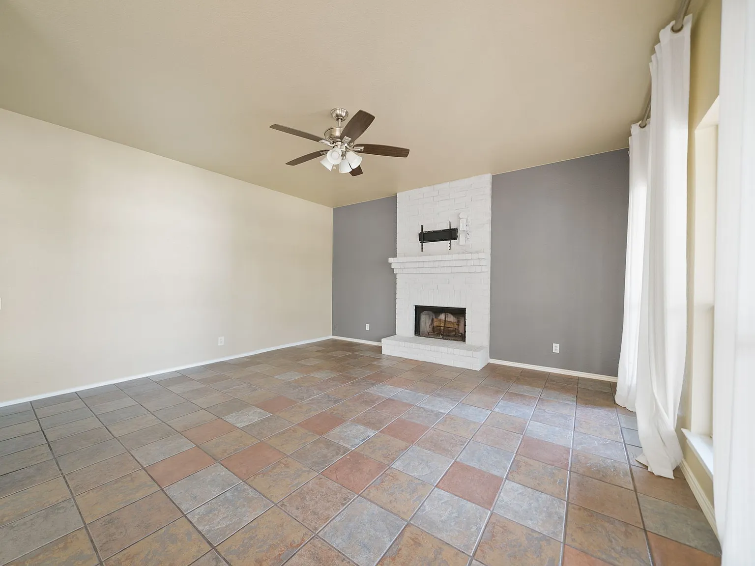 4 bed, 2.5 bath, 2754 sqft, $2,855 — Photo 4