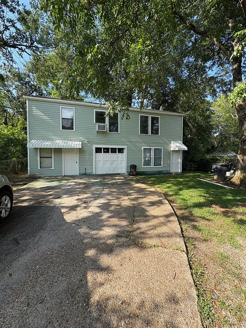 Two bedroom/1 bath garage apartment with Refrigerator and Gas range — Photo 2