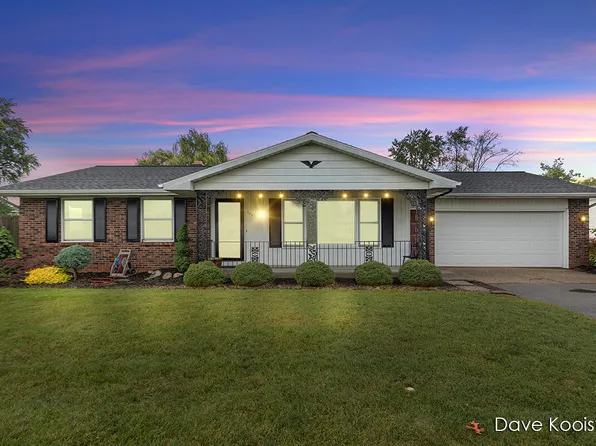 725 52nd St SE, Kentwood, MI 49548