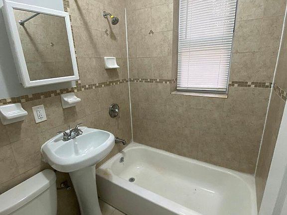 4th image of 384 Baldwin Ave #5R
