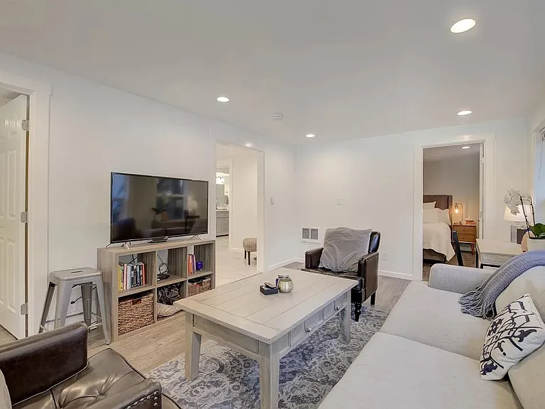 8602 Ravenna Ave NE — Photo 3