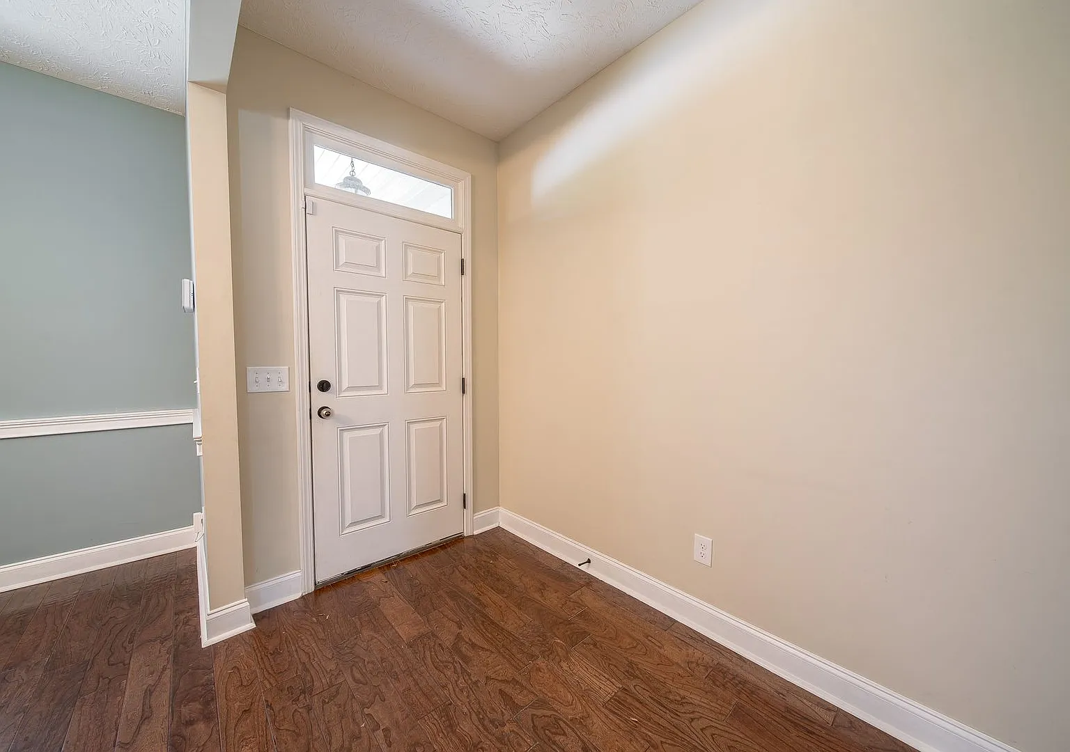 4BR/2.5 baths home in North Columbus! — Photo 2