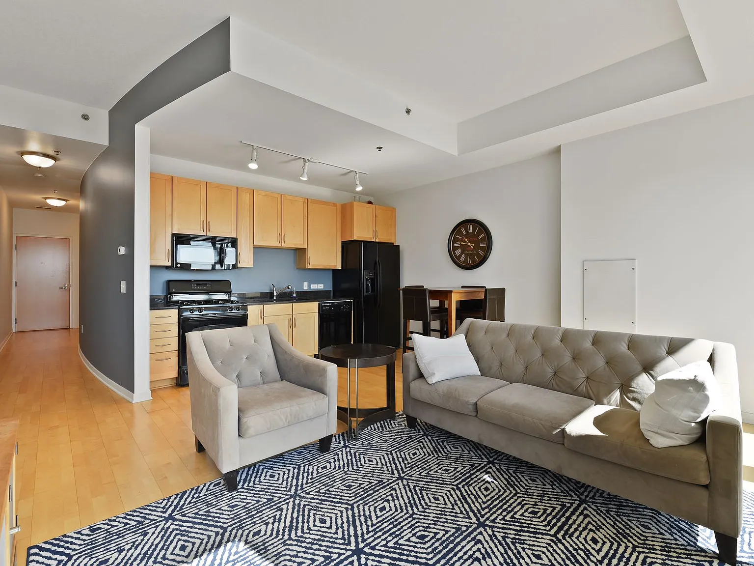 1 bed, 750 sqft, $1,900 — Photo 3