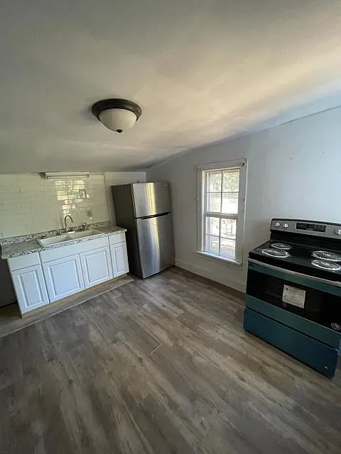 3 bed, 1050 sqft, $2,920 — Photo 3