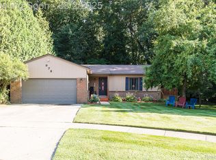 978 Alpine Dr, Brighton, MI