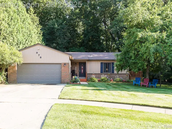978 Alpine Dr, Brighton, MI 48116