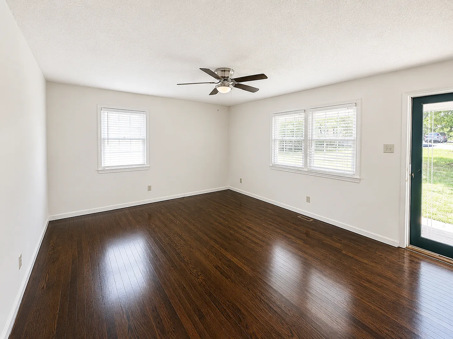 Three bedroom, 1 bath brick ranch in Liberty — Photo 3