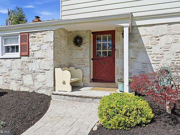 5th image of 3868 Blake Rd