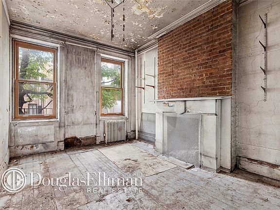 2nd image of 140 W 10th St APT 2RW