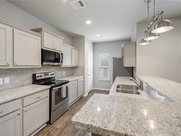 2933 Papa Bear Dr, College Station, TX 77845