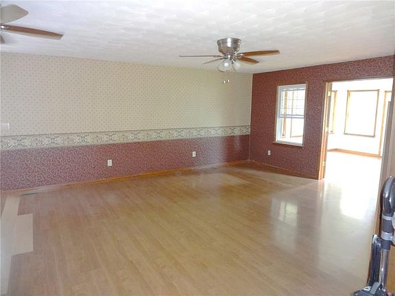 4th image of 226 W 5th St