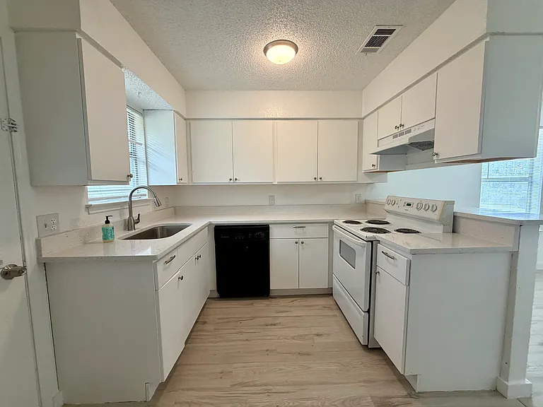 2600 NW 21st St #B — Photo 4