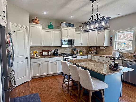Large kitchen, pantry