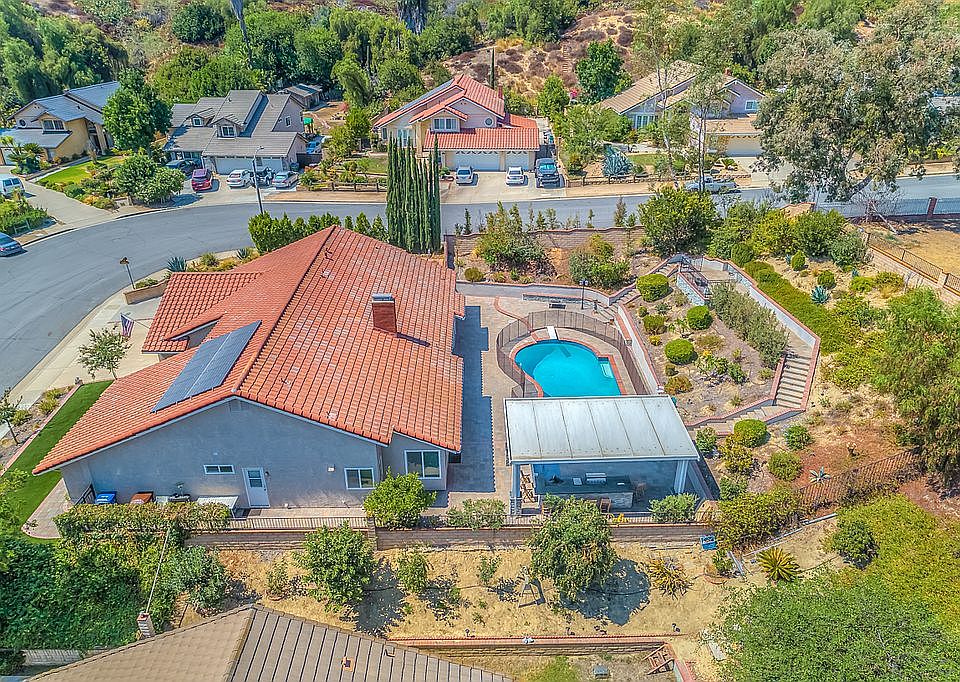 2nd image of 952 N Bridle Path Ln
