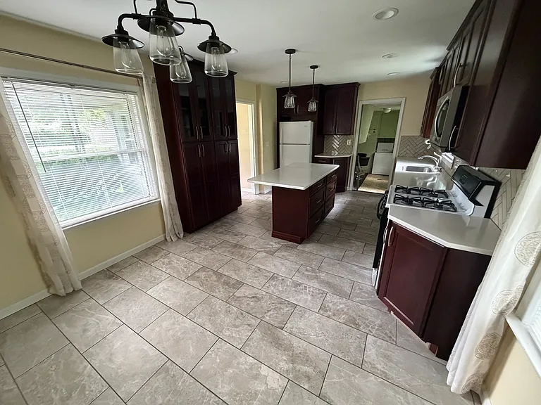 247 Riverside Dr — Photo 7