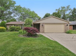 1922 Winchester Rd, Lyndhurst, OH 44124