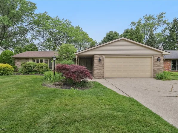 1922 Winchester Rd, Lyndhurst, OH 44124