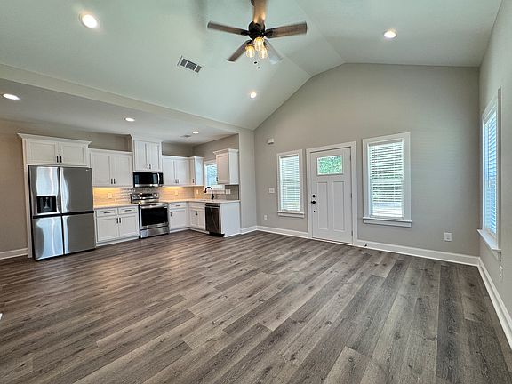 Living Area - 14'9"x15'8"