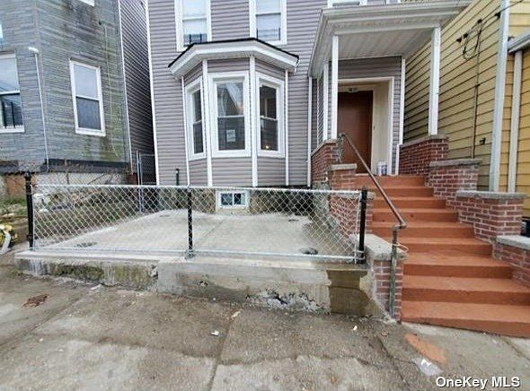 1st image of 98 Ash St Floor 1